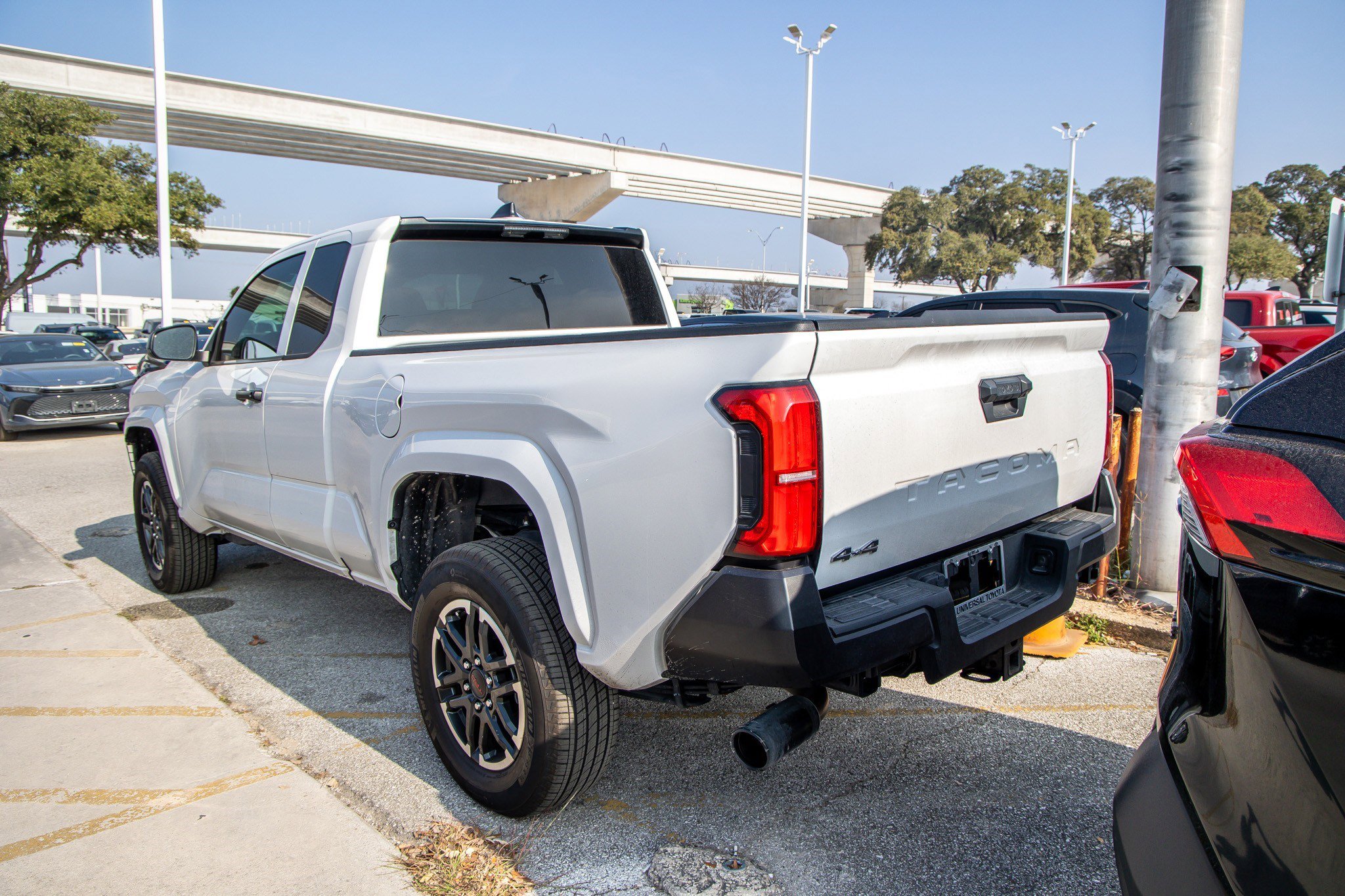 Used 2025 Toyota Tacoma SR image 9