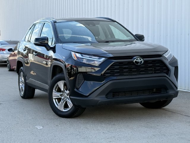 Used 2025 Toyota RAV4 XLE FWD image 2