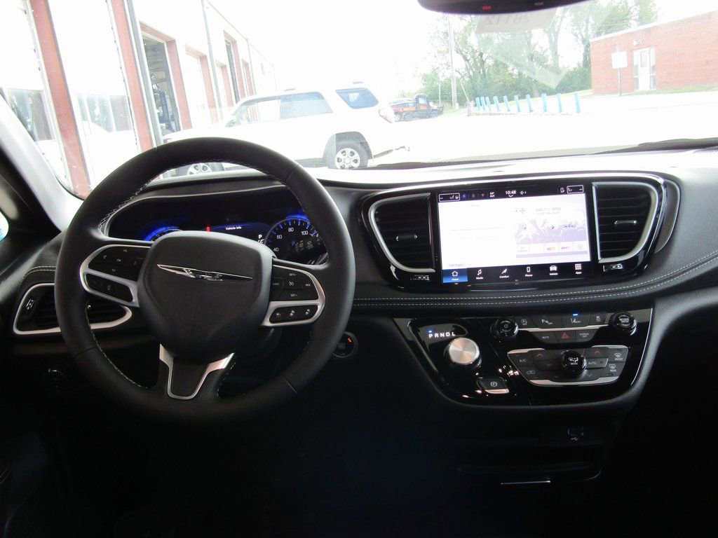 New 2026 Chrysler Pacifica Select image 5