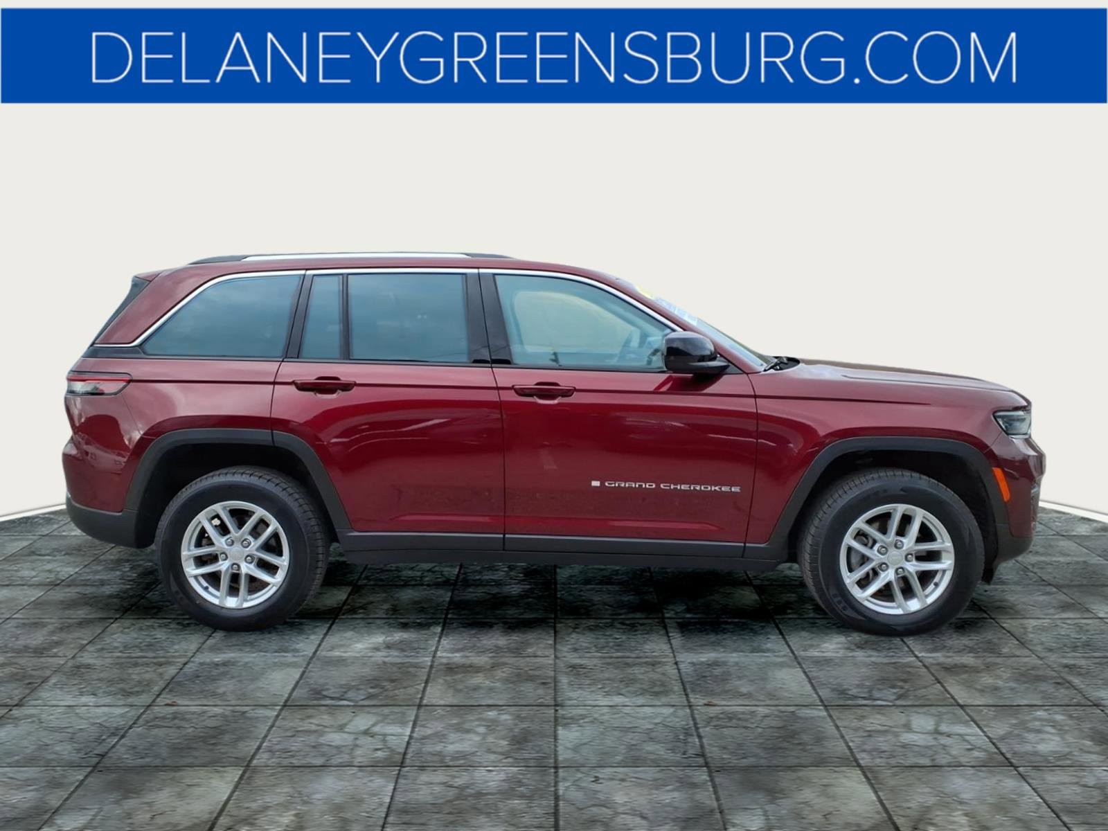 Used 2023 Jeep Grand Cherokee Laredo image 2