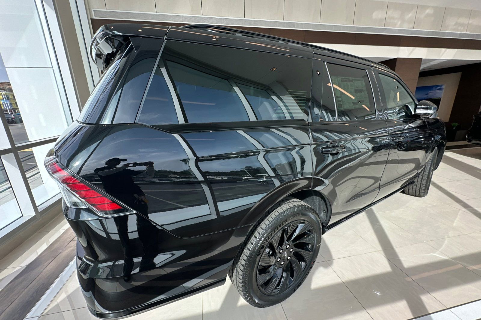 New 2026 Lincoln Navigator Reserve w/ Jet Appearance Package image 3