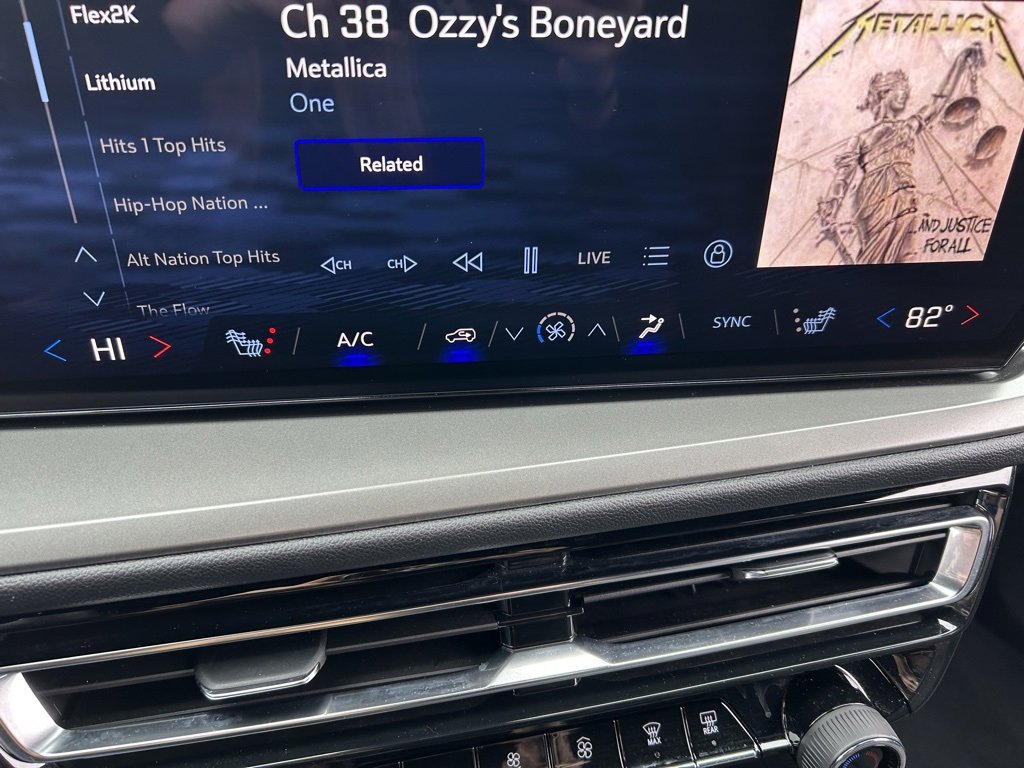 Used 2024 Chevrolet Traverse LT image 32