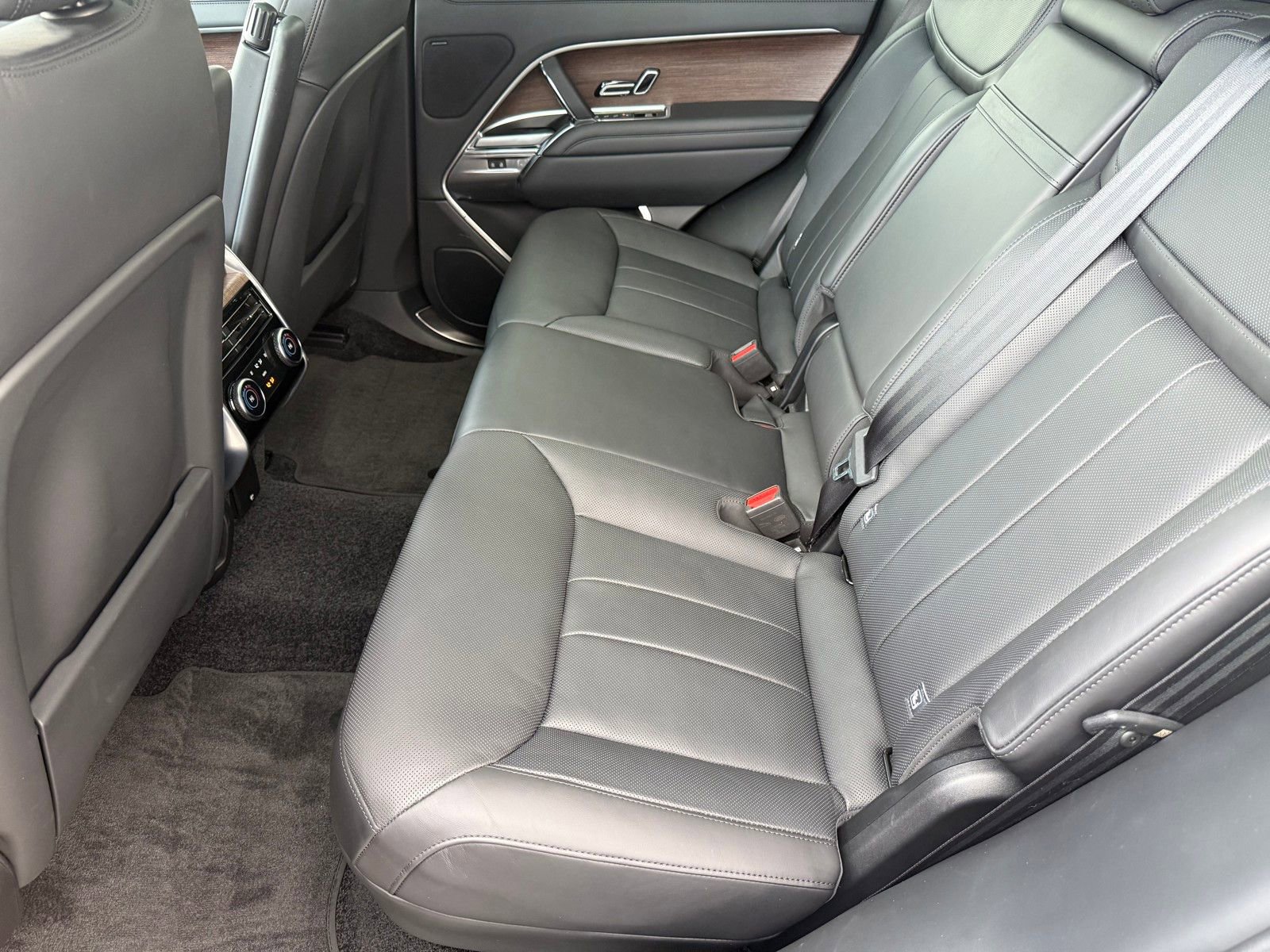 Used 2024 Land Rover Range Rover SE image 25