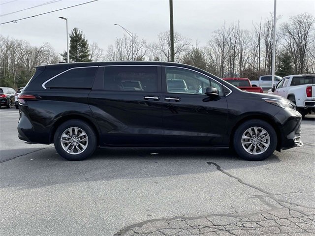 Used 2022 Toyota Sienna XLE image 6