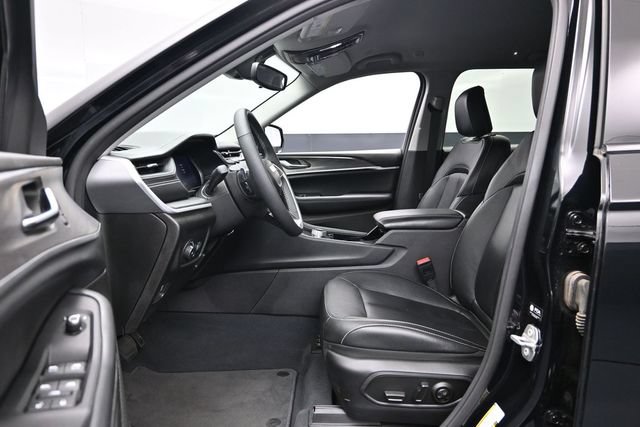 Used 2023 Jeep Grand Cherokee Limited w/ Black Appearance Package AWD/4WD image 20