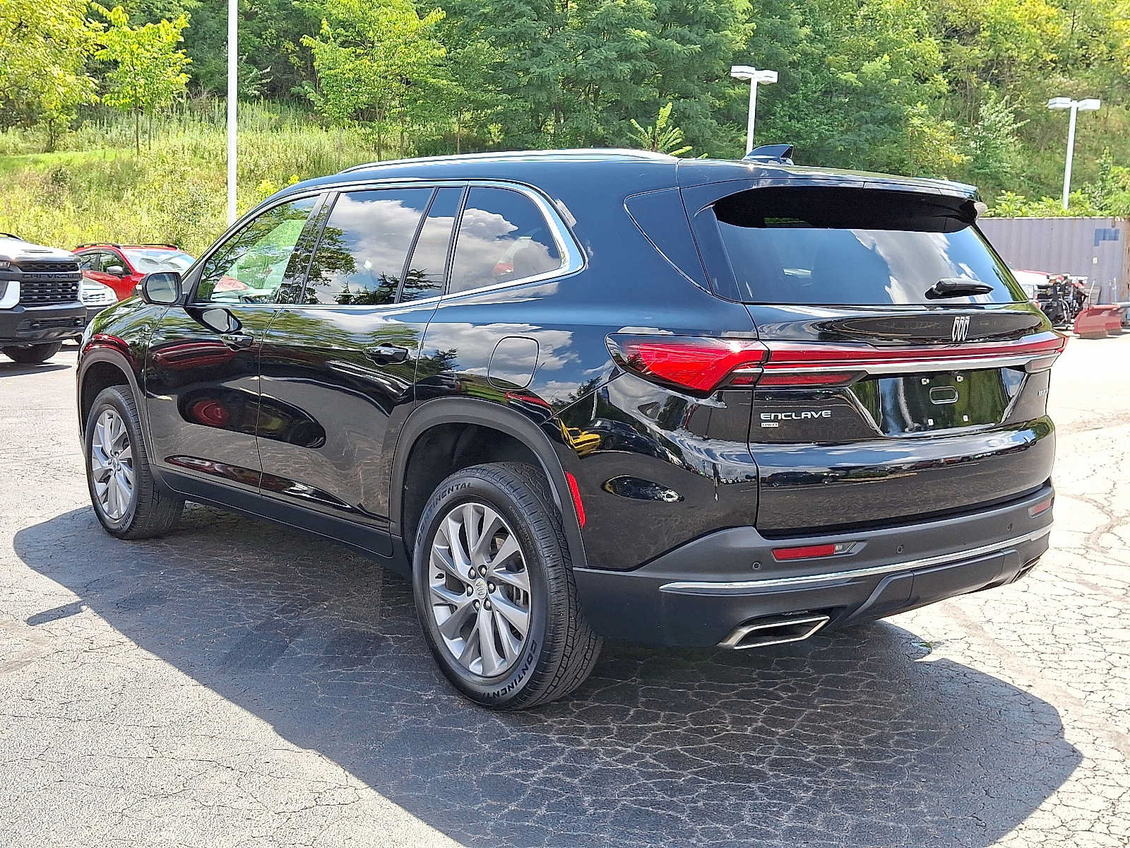 Used 2025 Buick Enclave Preferred AWD/4WD image 4
