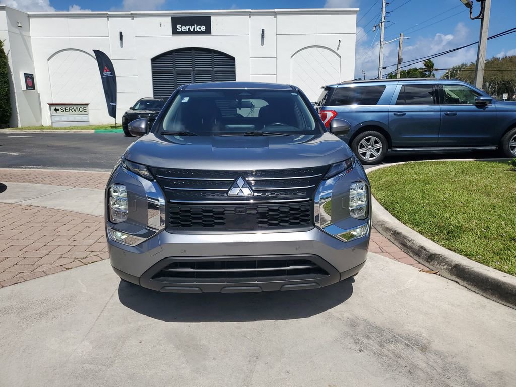 Used 2024 Mitsubishi Outlander AWD image 2