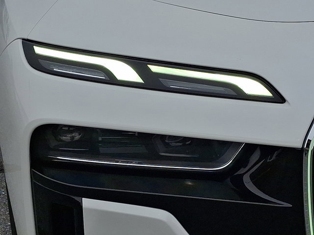 Certified 2023 BMW 760i xDrive image 9