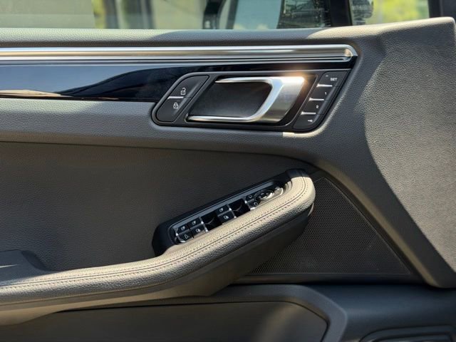 Used 2025 Porsche Macan AWD/4WD image 21