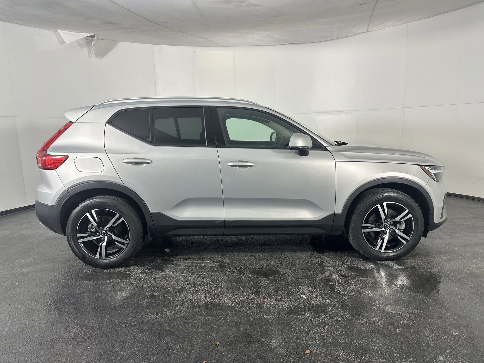Used 2023 Volvo XC40 B5 Core image 13