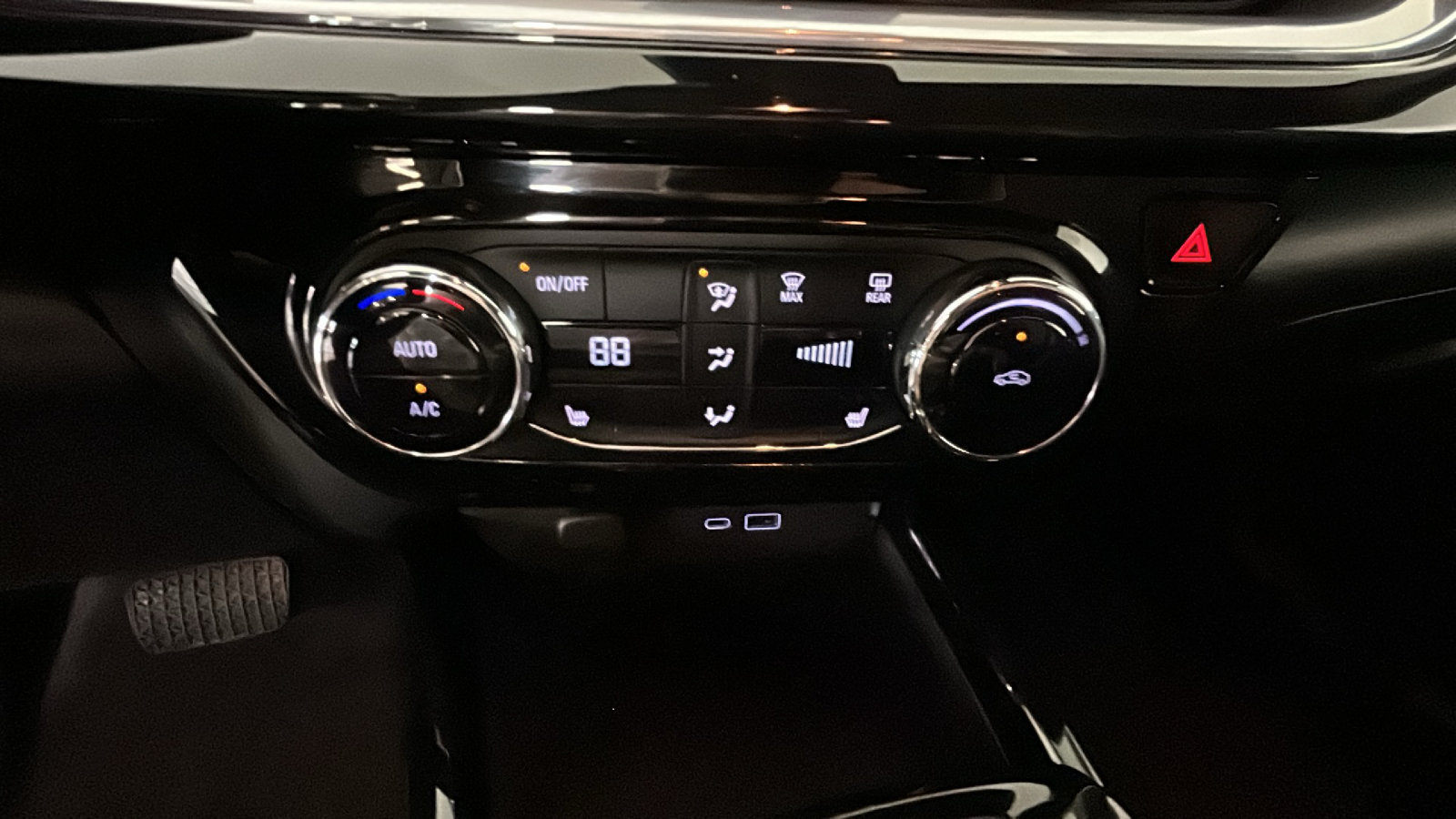 Used 2024 Chevrolet Trax RS w/ Driver Confidence Package FWD image 27