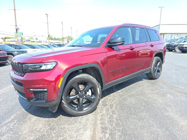 Used 2024 Jeep Grand Cherokee L Limited w/ Black Appearance Package AWD/4WD image 2
