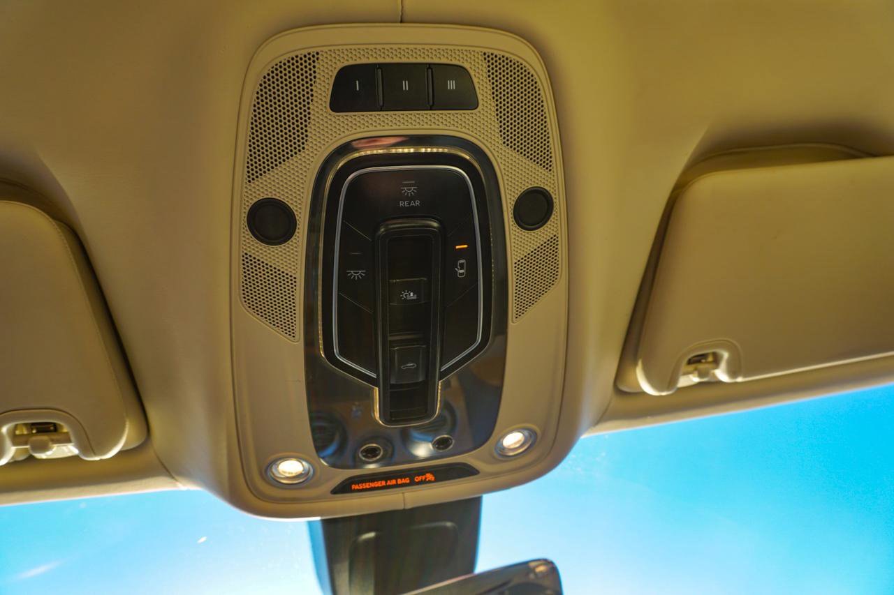 Used 2017 Bentley Bentayga image 42