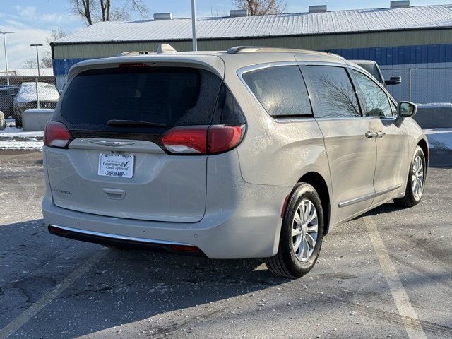 Certified 2017 Chrysler Pacifica Touring-L image 4