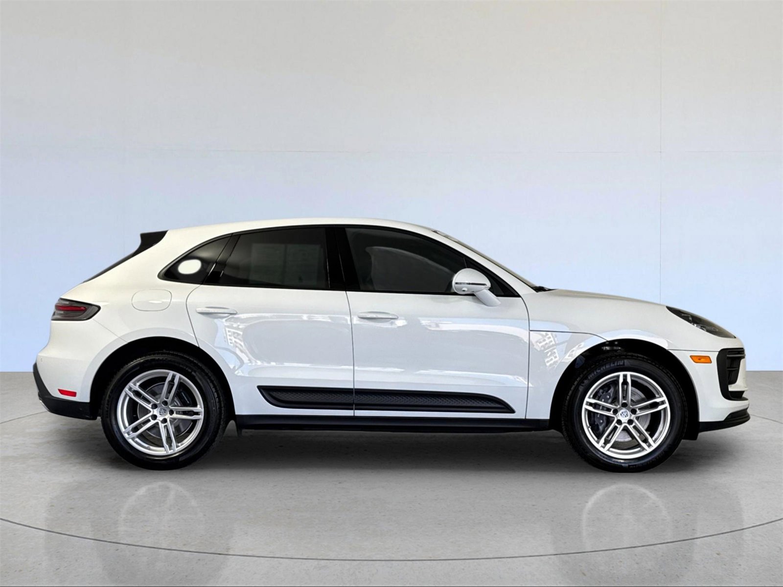 Used 2025 Porsche Macan image 9