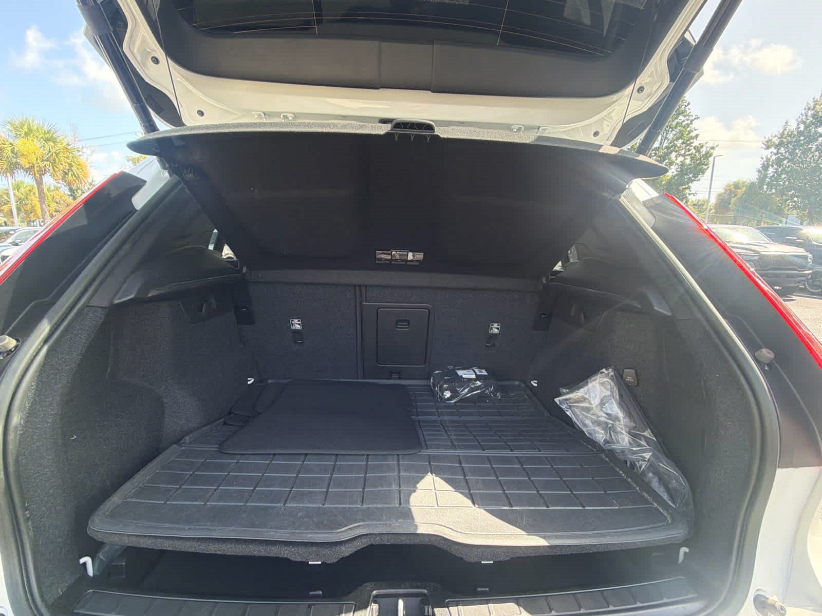 Certified 2023 Volvo XC40 B4 Plus w/ Protection Package Premier FWD image 32