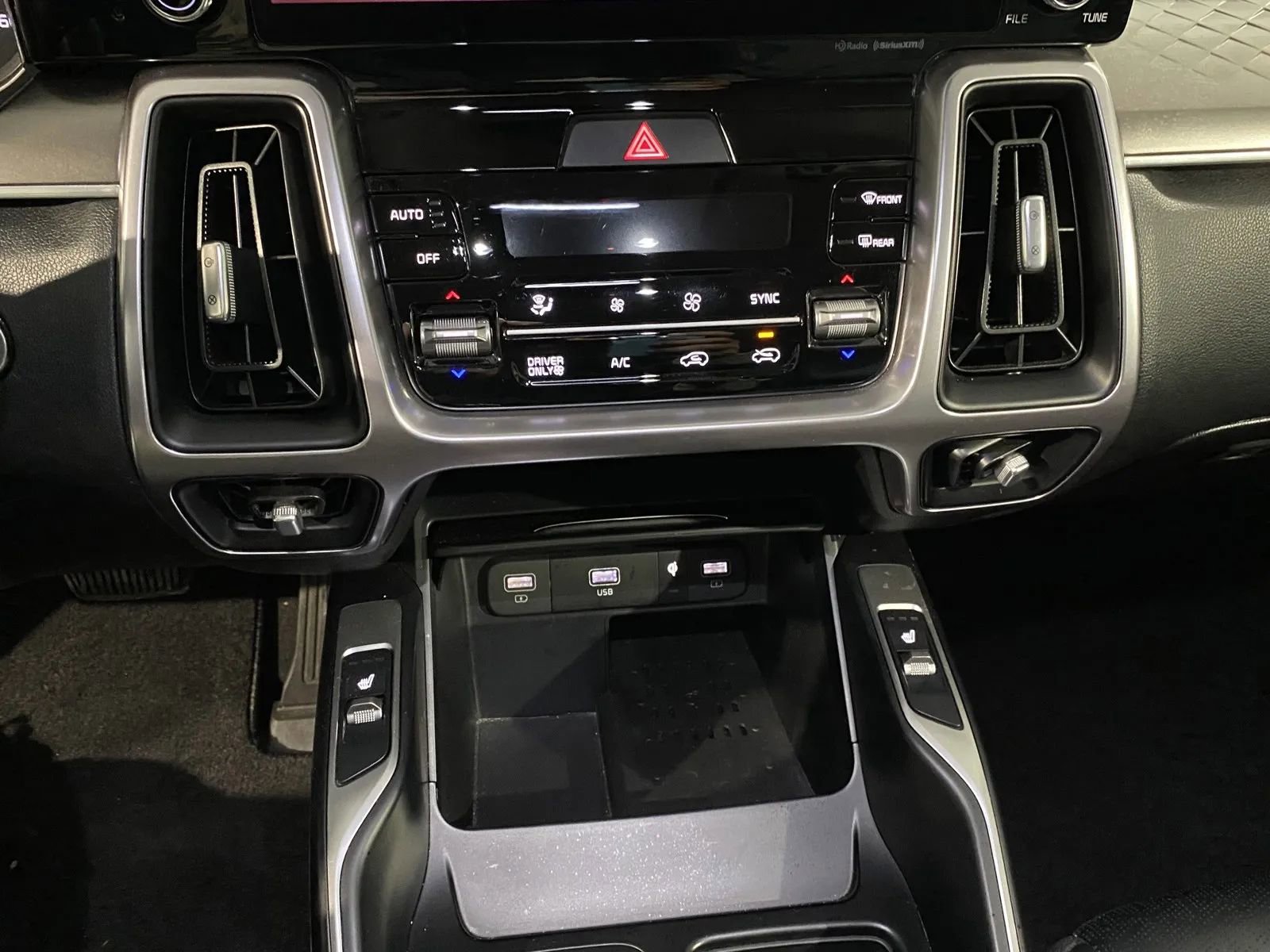 Used 2024 Kia Sorento EX w/ Panoramic Sunroof Package image 15