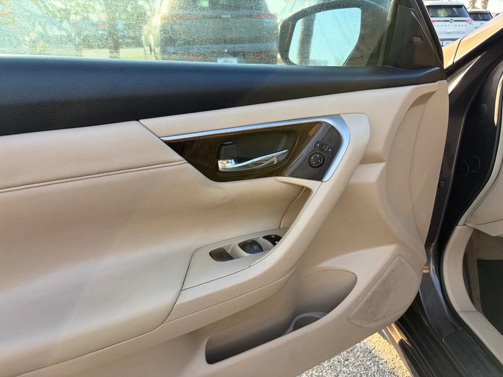 Used 2013 Nissan Altima 3.5 SL w/ Technology Pkg FWD image 12