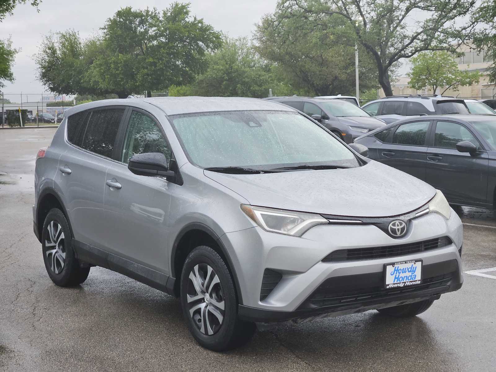 Used 2018 Toyota RAV4 LE image 3