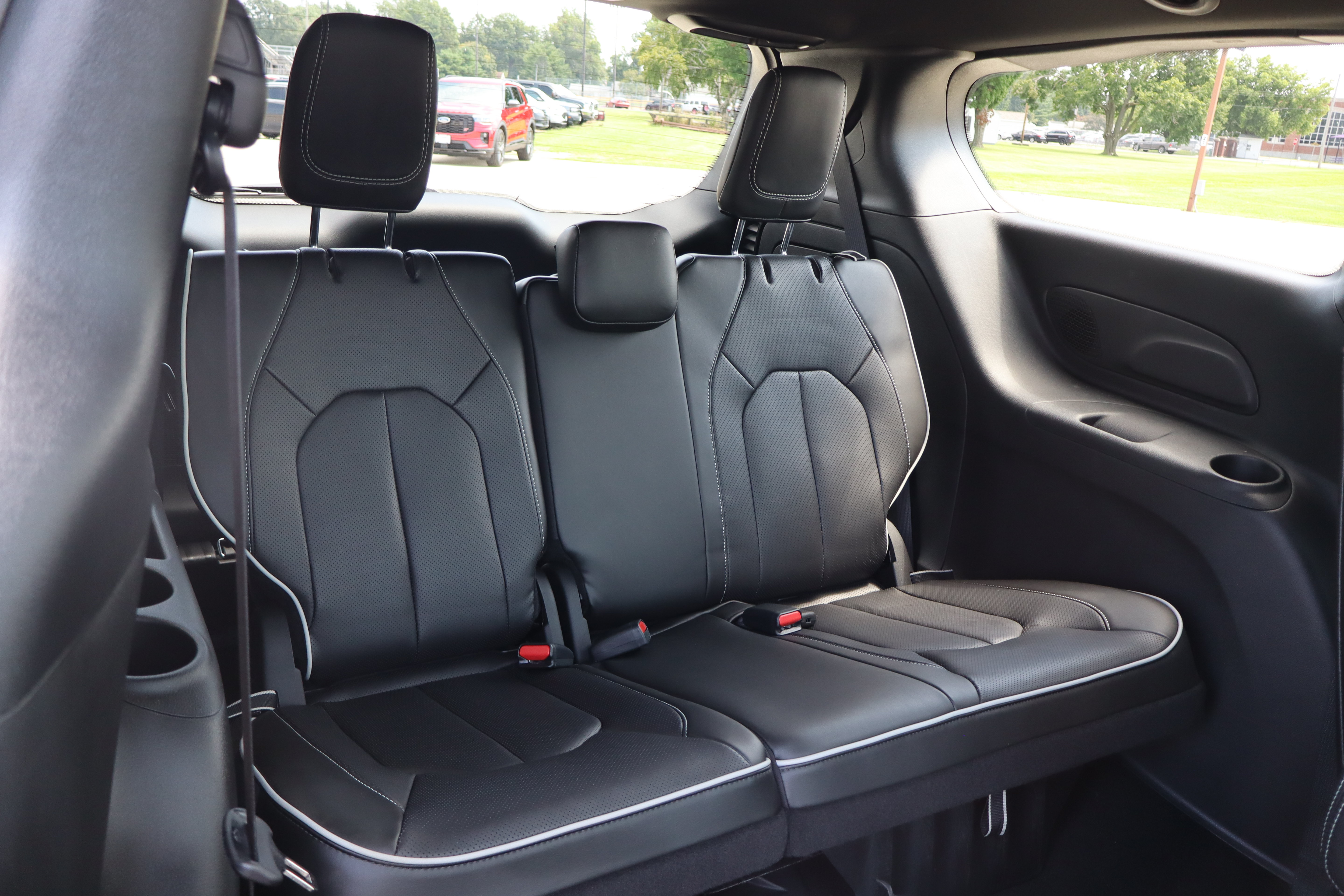 Used 2024 Chrysler Pacifica Premium FWD image 12