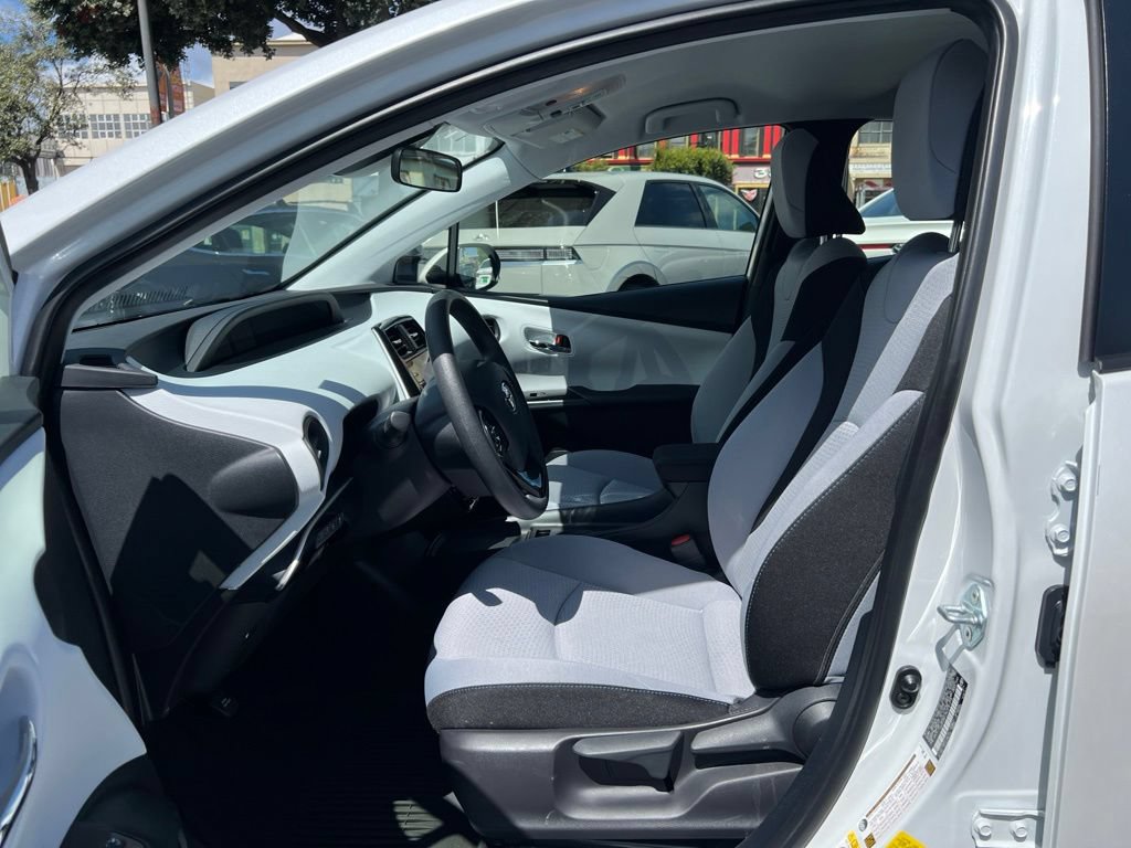 Certified 2022 Toyota Prius LE FWD image 10