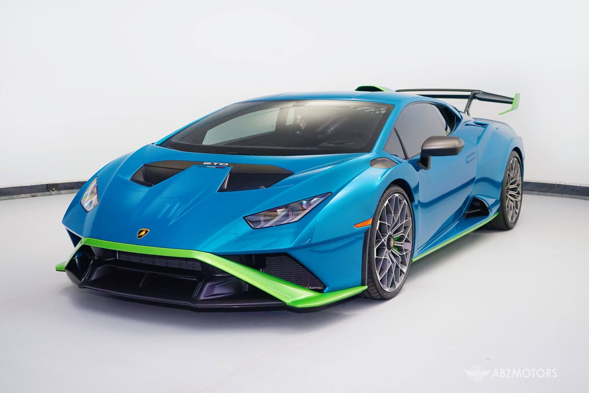 Used 2022 Lamborghini Huracan STO image 2