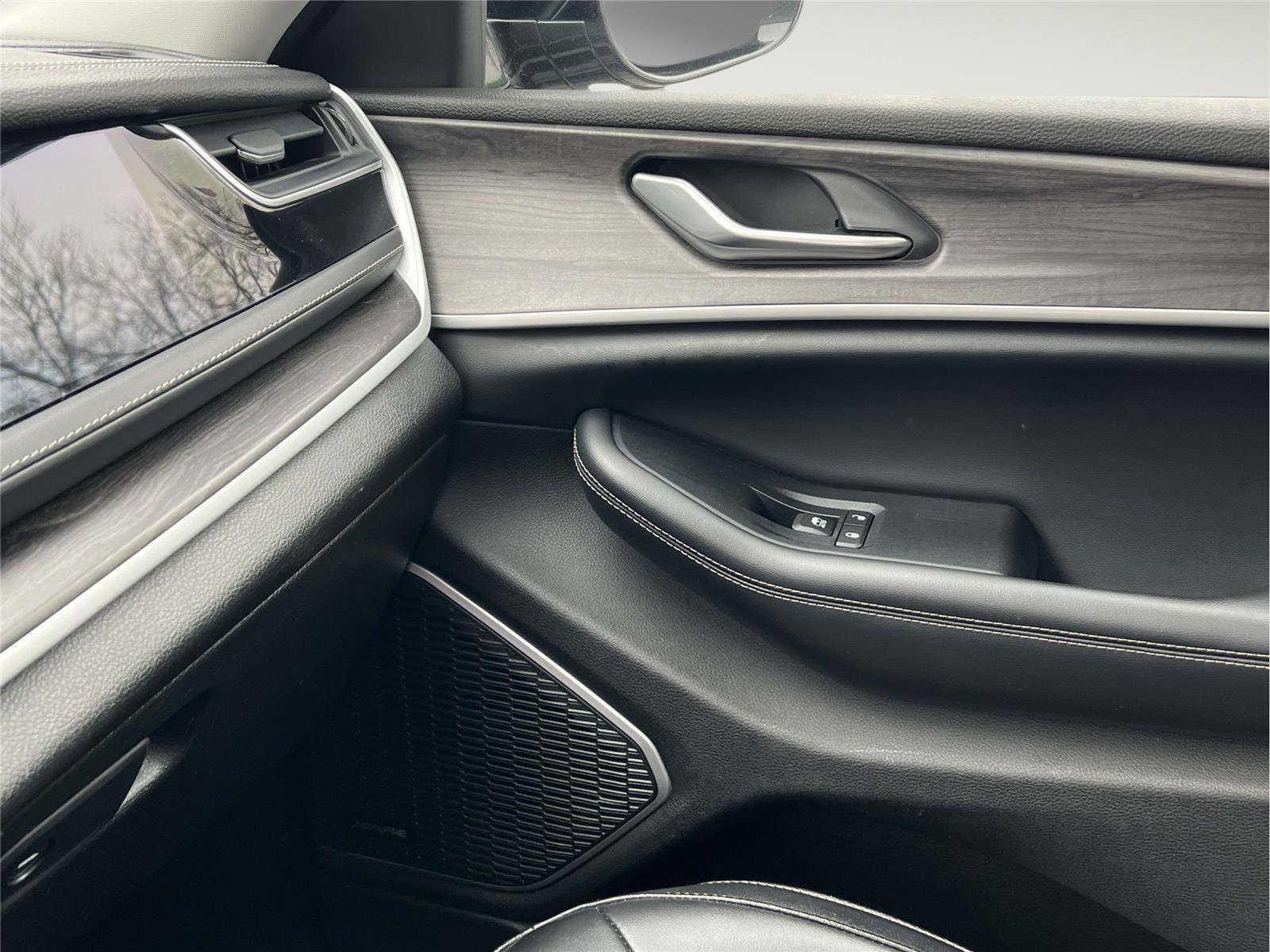 Used 2024 Jeep Grand Cherokee Limited 4xe image 35