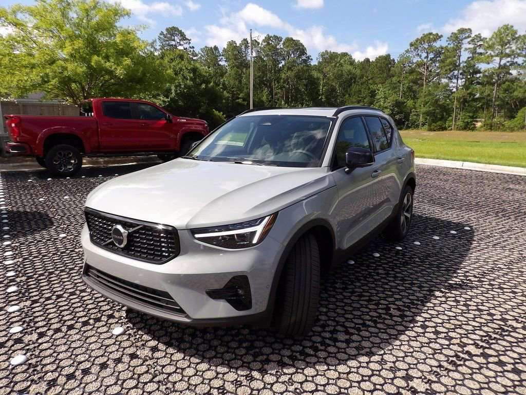 New 2026 Volvo XC40 B5 Plus w/ Protection Package Premier AWD/4WD image 3