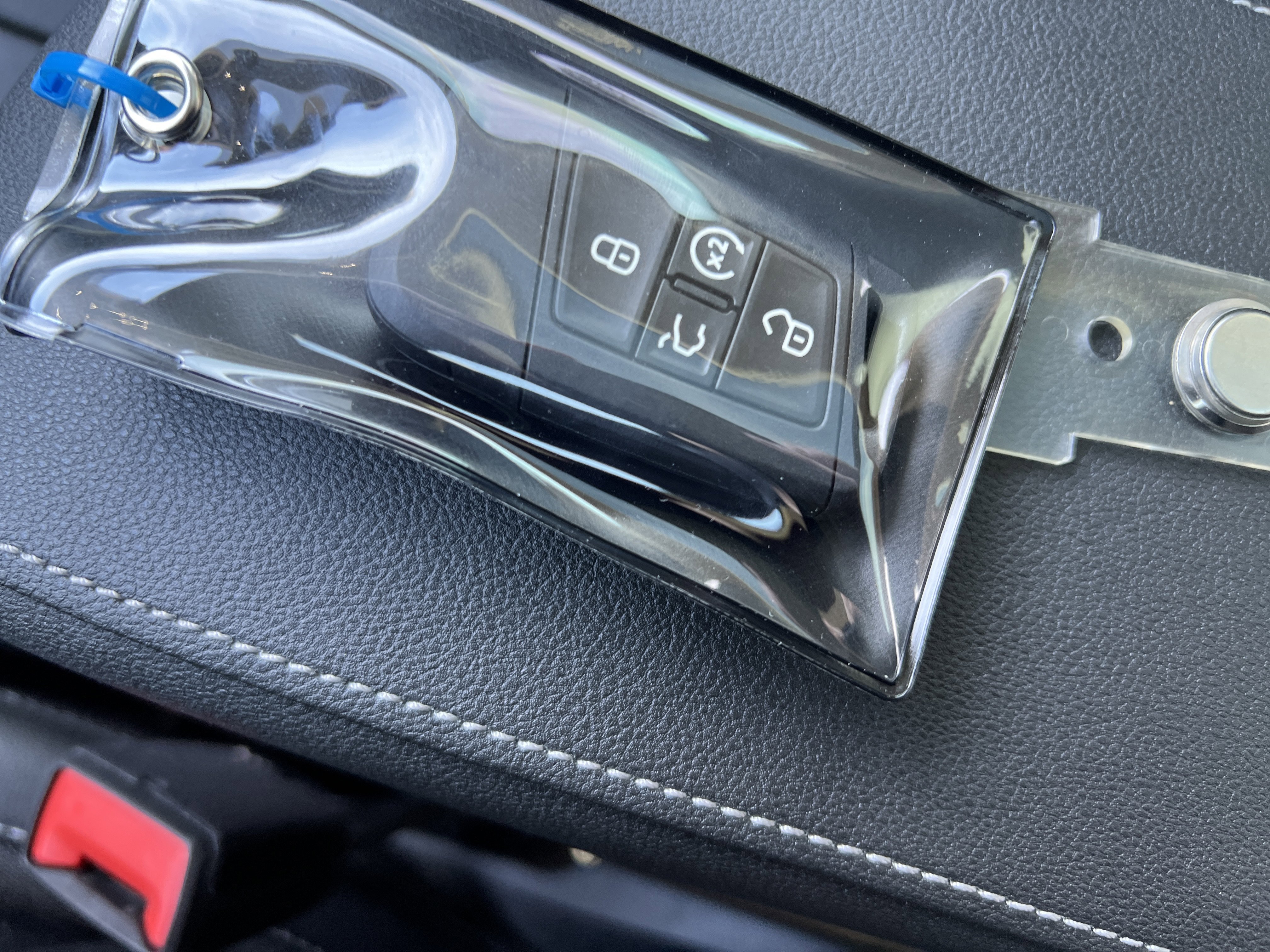 Certified 2025 Volkswagen Taos SE image 33