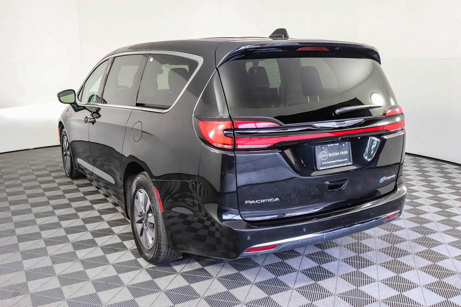 Used 2024 Chrysler Pacifica Select image 6