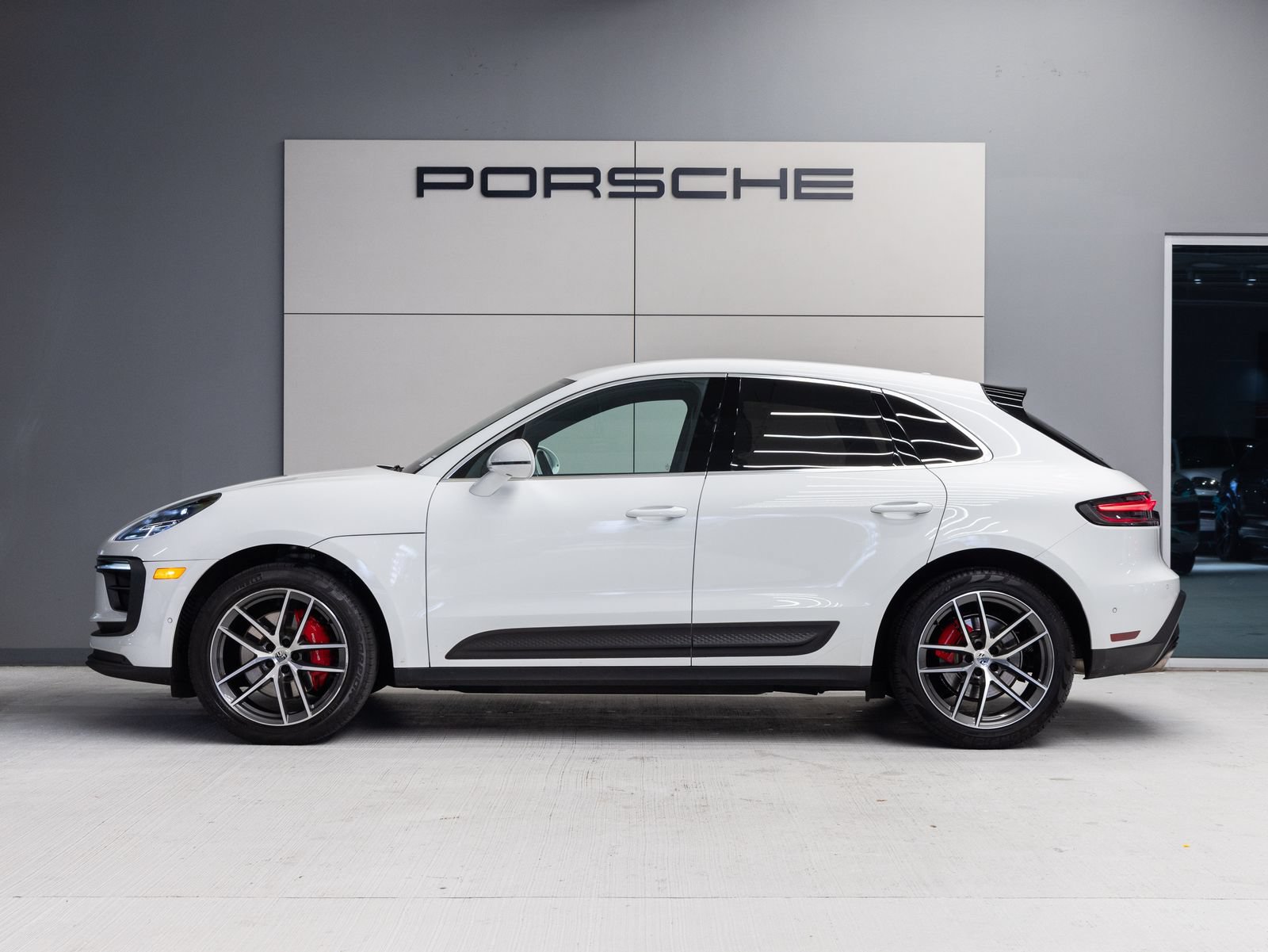 Certified 2023 Porsche Macan S AWD/4WD image 2