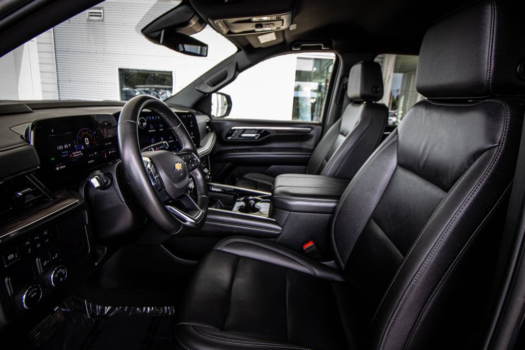 Used 2025 Chevrolet Suburban LT RWD image 23
