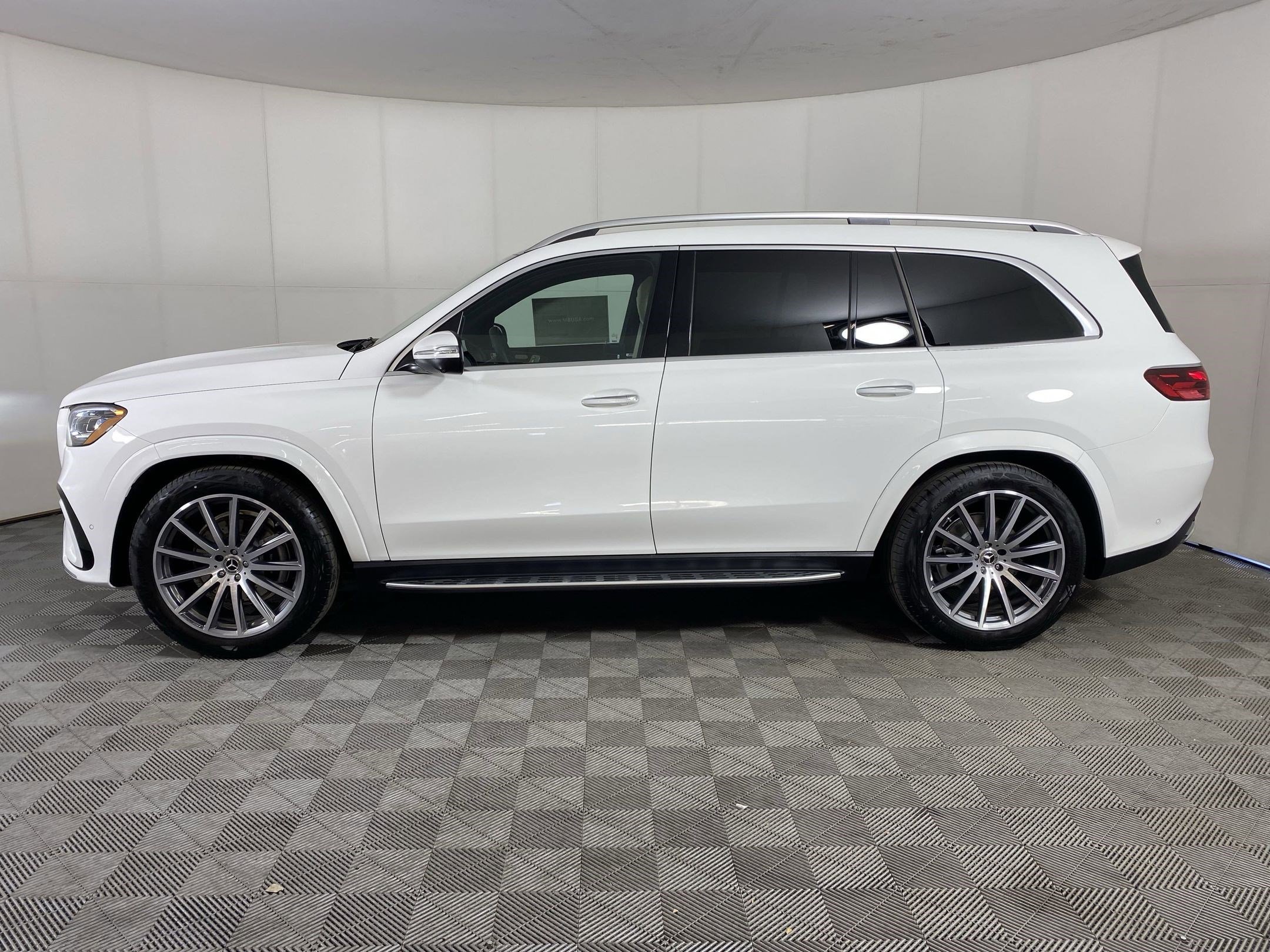 New 2025 Mercedes-Benz GLS 580 4MATIC image 2
