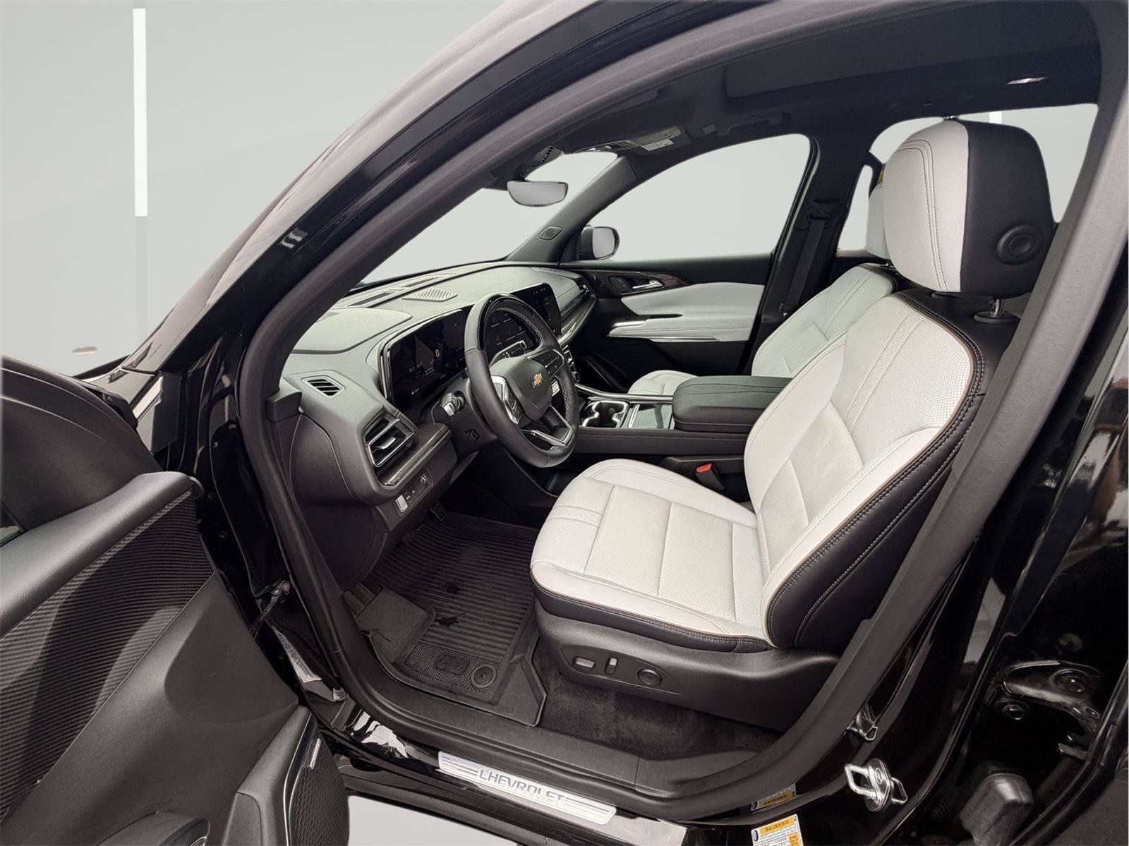 Used 2025 Chevrolet Traverse High Country FWD image 92