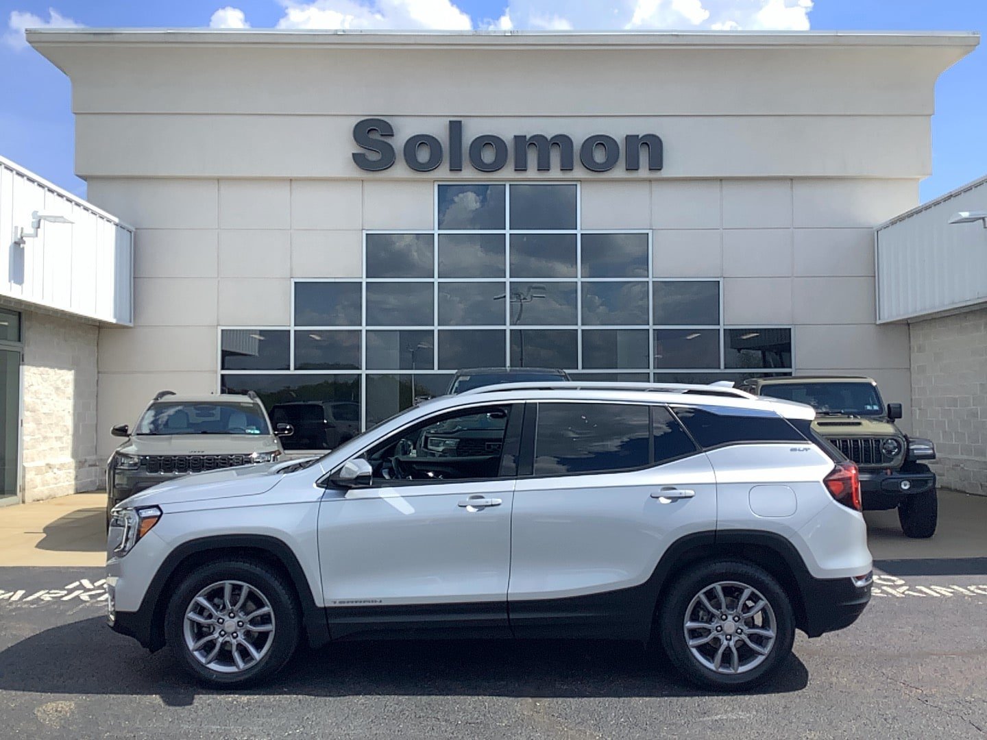Used 2022 GMC Terrain SLT w/ Infotainment Package II AWD/4WD image 1