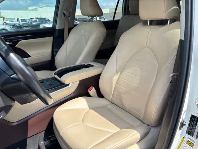 Used 2021 Toyota Highlander XLE FWD image 24