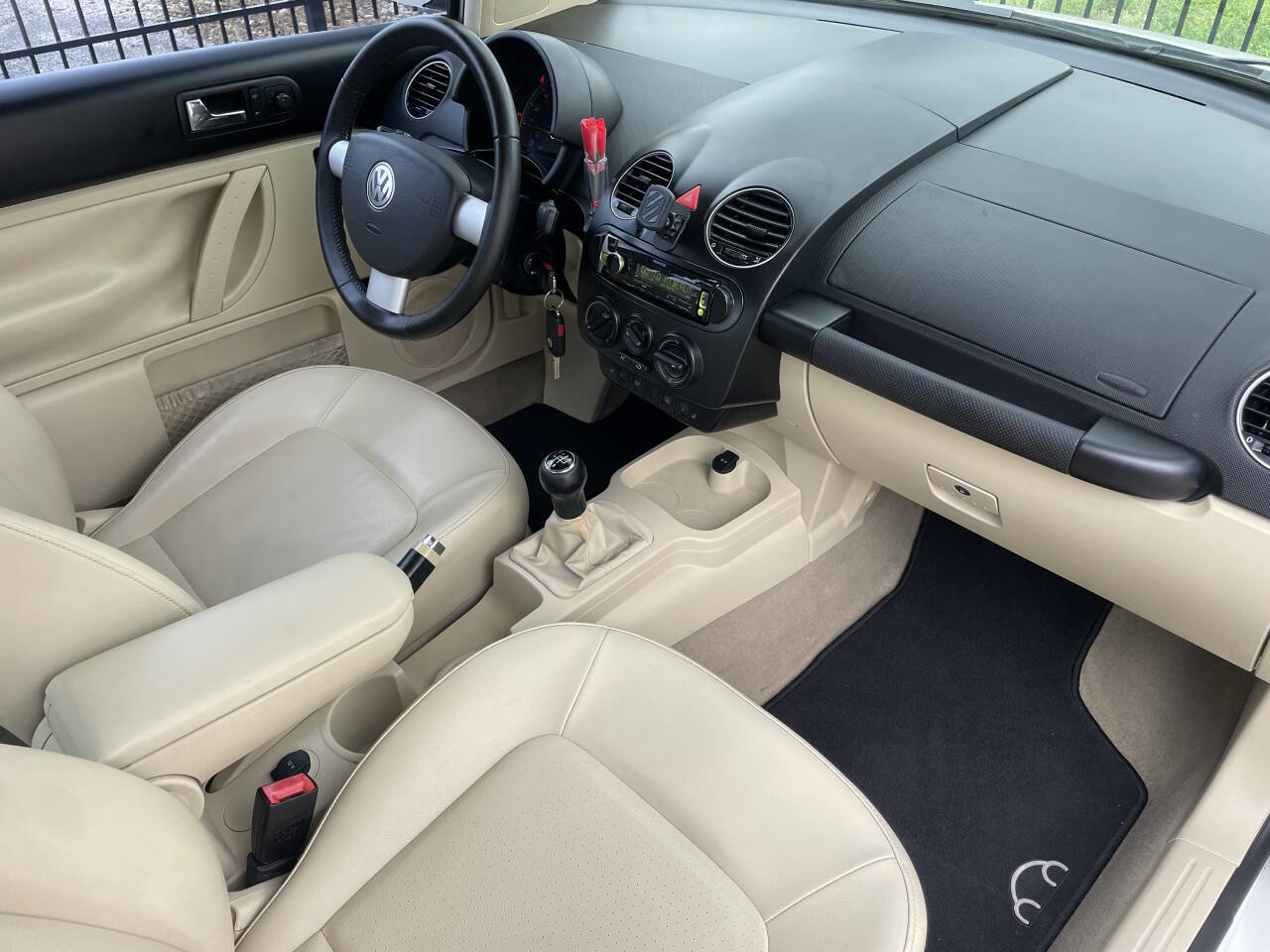 Used 2009 Volkswagen Beetle Base 2dr Coupe 5M image 15