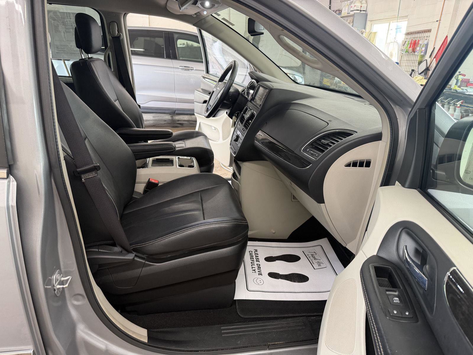 Used 2015 Chrysler Town & Country Touring FWD image 23