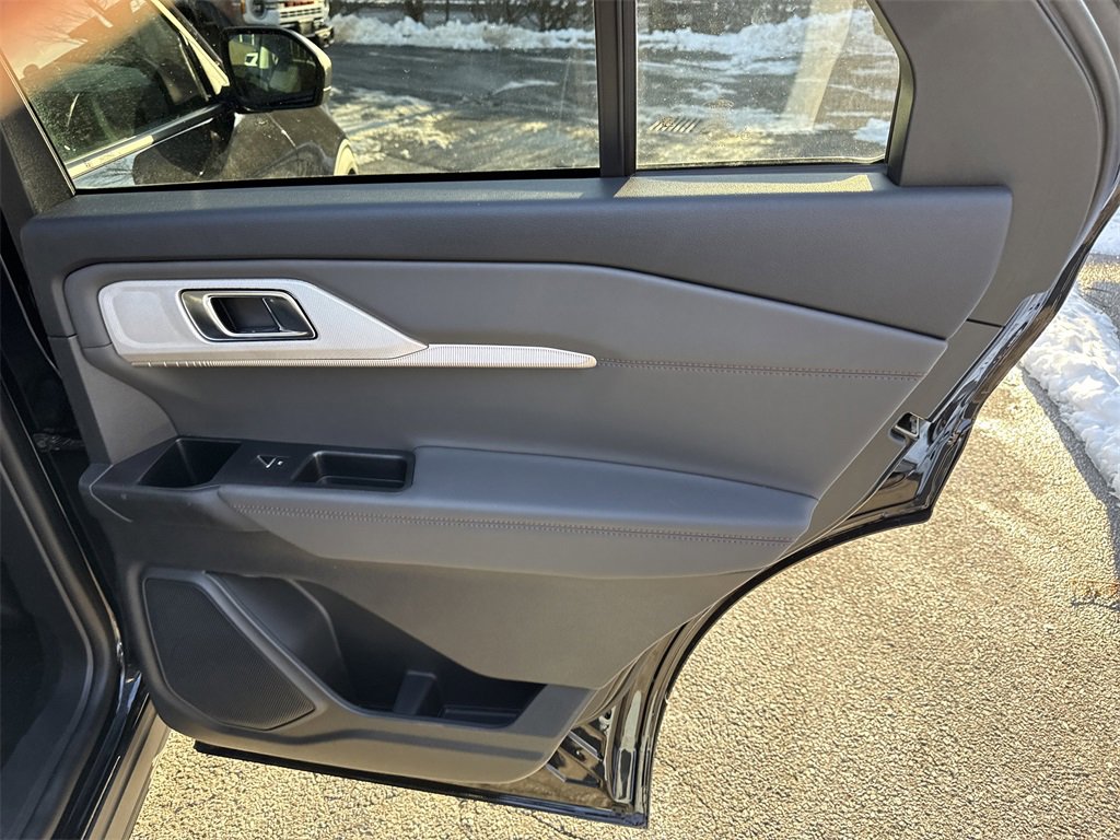 Used 2025 Ford Explorer Active image 27