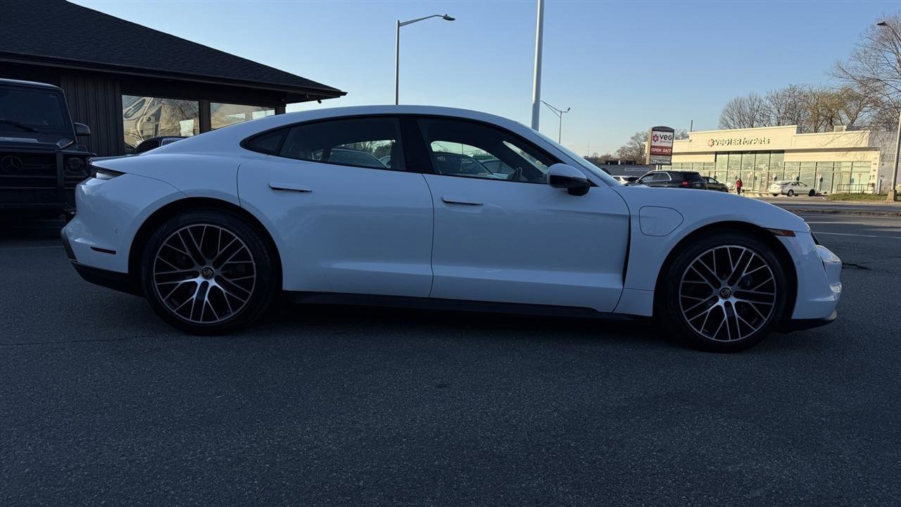 Used 2022 Porsche Taycan image 16