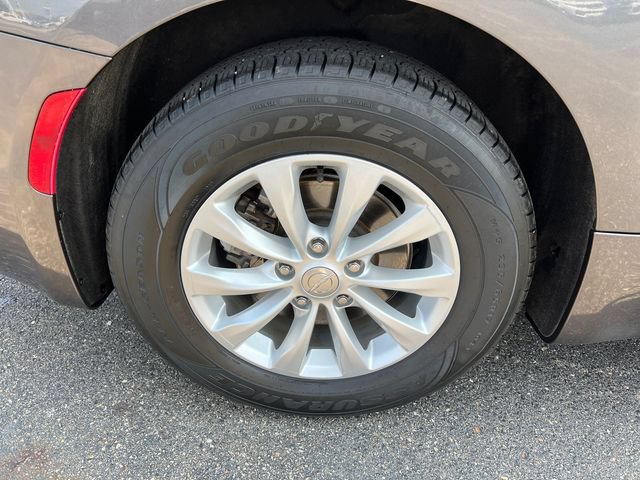 Used 2017 Chrysler Pacifica Touring-L FWD image 10