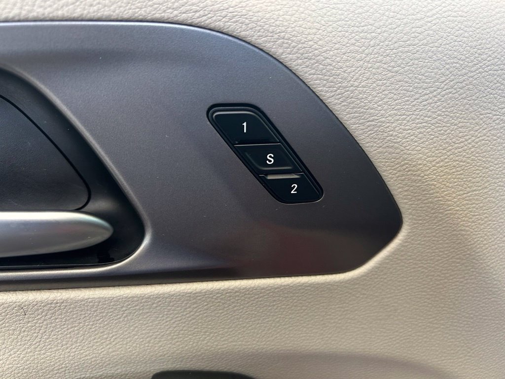 Used 2024 Chrysler Pacifica Touring-L FWD image 37