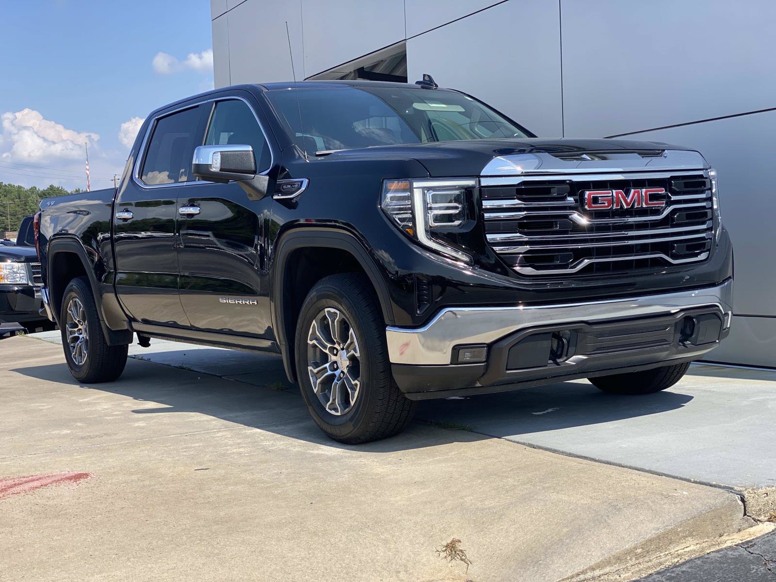 Used 2025 GMC Sierra 1500 SLT AWD/4WD image 1