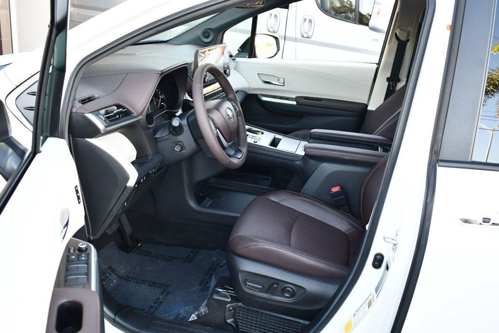 Used 2024 Toyota Sienna Platinum image 47