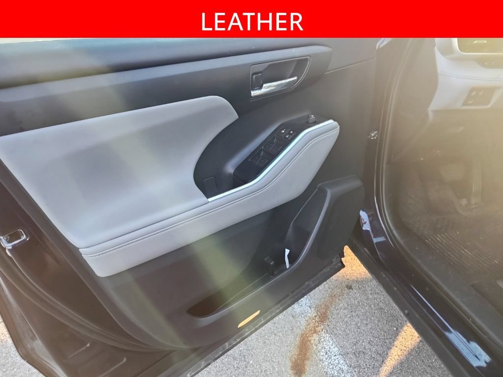 Used 2023 Toyota Highlander XLE FWD image 5