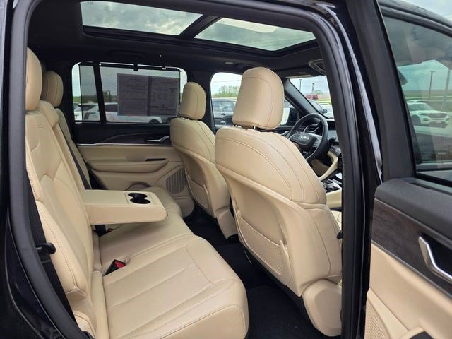 Certified 2023 Jeep Grand Cherokee Limited w/ Luxury Tech Group II AWD/4WD image 14