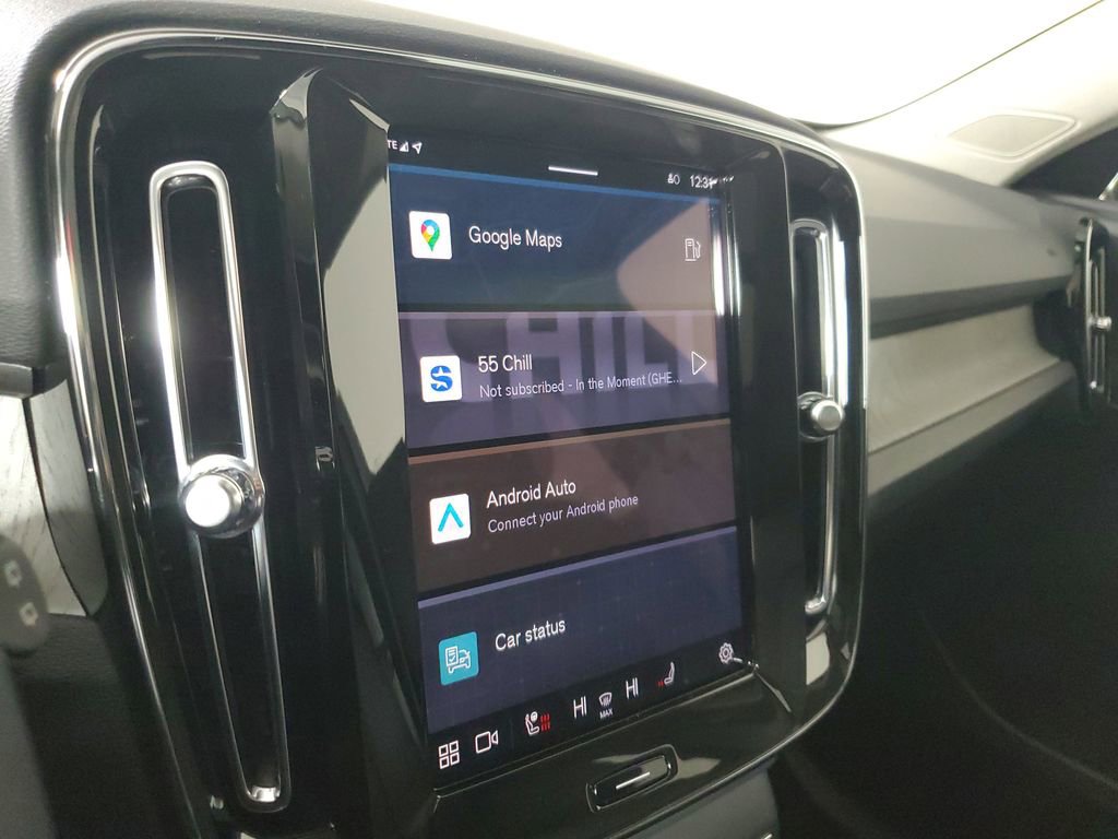 Certified 2025 Volvo XC40 B5 Plus image 31