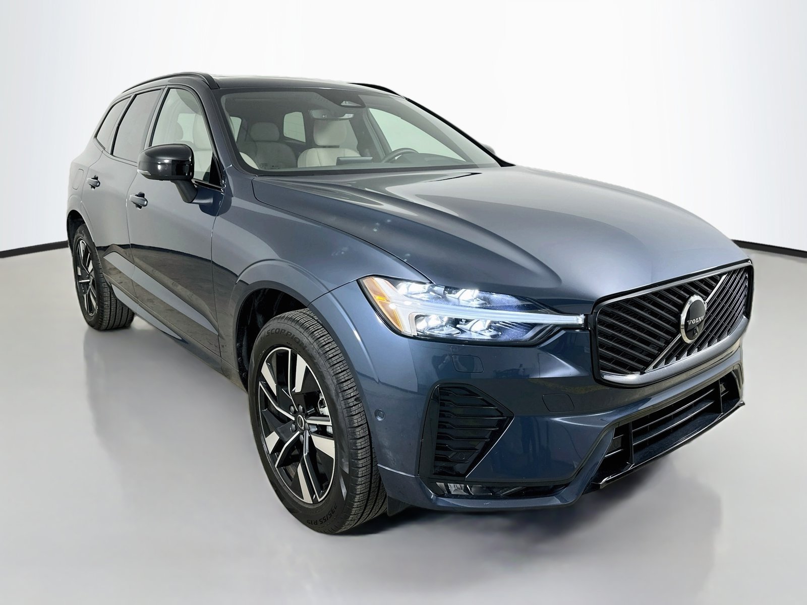 New 2026 Volvo XC60 B5 Plus w/ Protection Package Premier AWD/4WD image 3