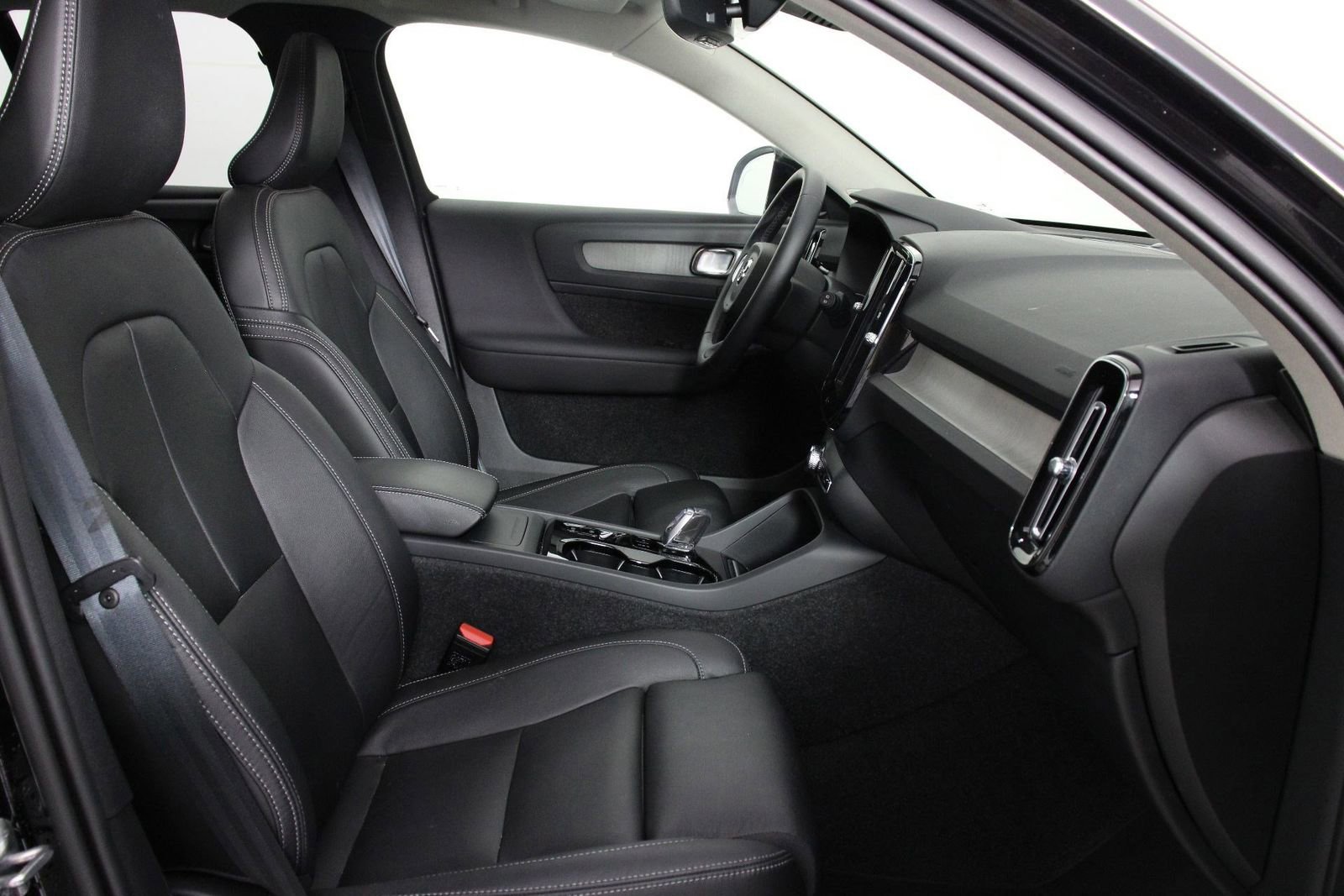 Used 2025 Volvo XC40 B5 Plus image 29