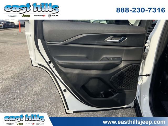 Used 2025 Jeep Grand Cherokee Altitude AWD/4WD image 14